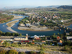 meandruj�c� Drin a silnice do Lazh�