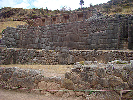 inck&eacute; l&aacute;zn� nedaleko silnice do Pisacu