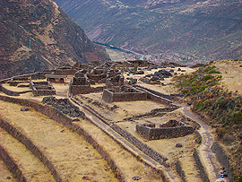 Pisac, ruiny nad &uacute;dol&iacute;m Urubamby