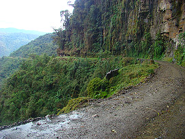 v jednom m&iacute;st� silnice podj&iacute;�d&iacute; vodop&aacute;d