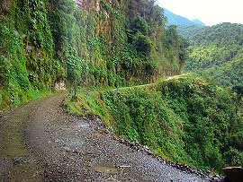 Silnice smrti se za�ez&aacute;v&aacute; do p�&iacute;kr&eacute;ho svahu