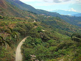 Silni�ka k vodop&aacute;du, v pozad&iacute; Coroico