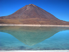 laguna Verde a vulk&aacute;n Llicancabur (5868m)