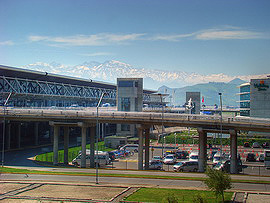 zasn�en&eacute; andsk&eacute; vrcholky nad leti&scaron;t�m